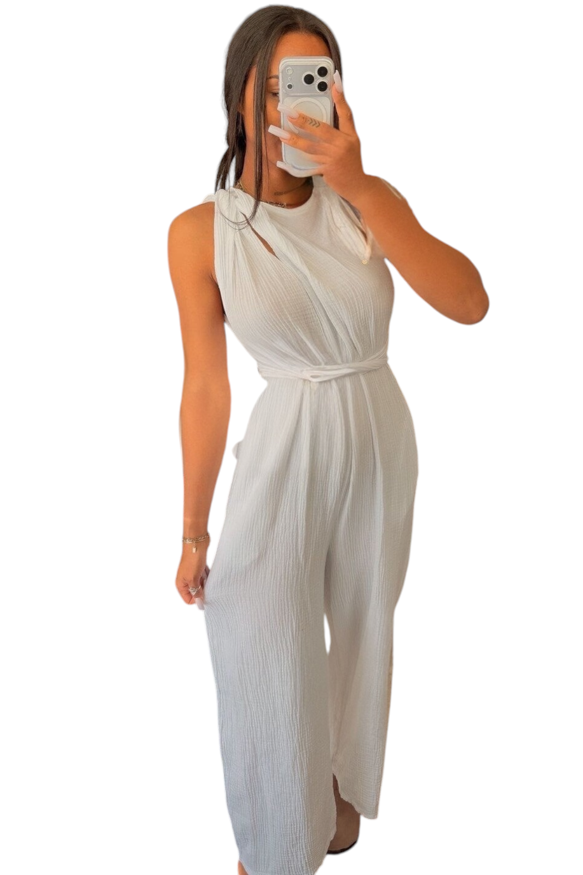 Femme portant une combinaison blanche en gaze de coton, encolure nouée autour du cou, taille haute et jambes larges, vue de face