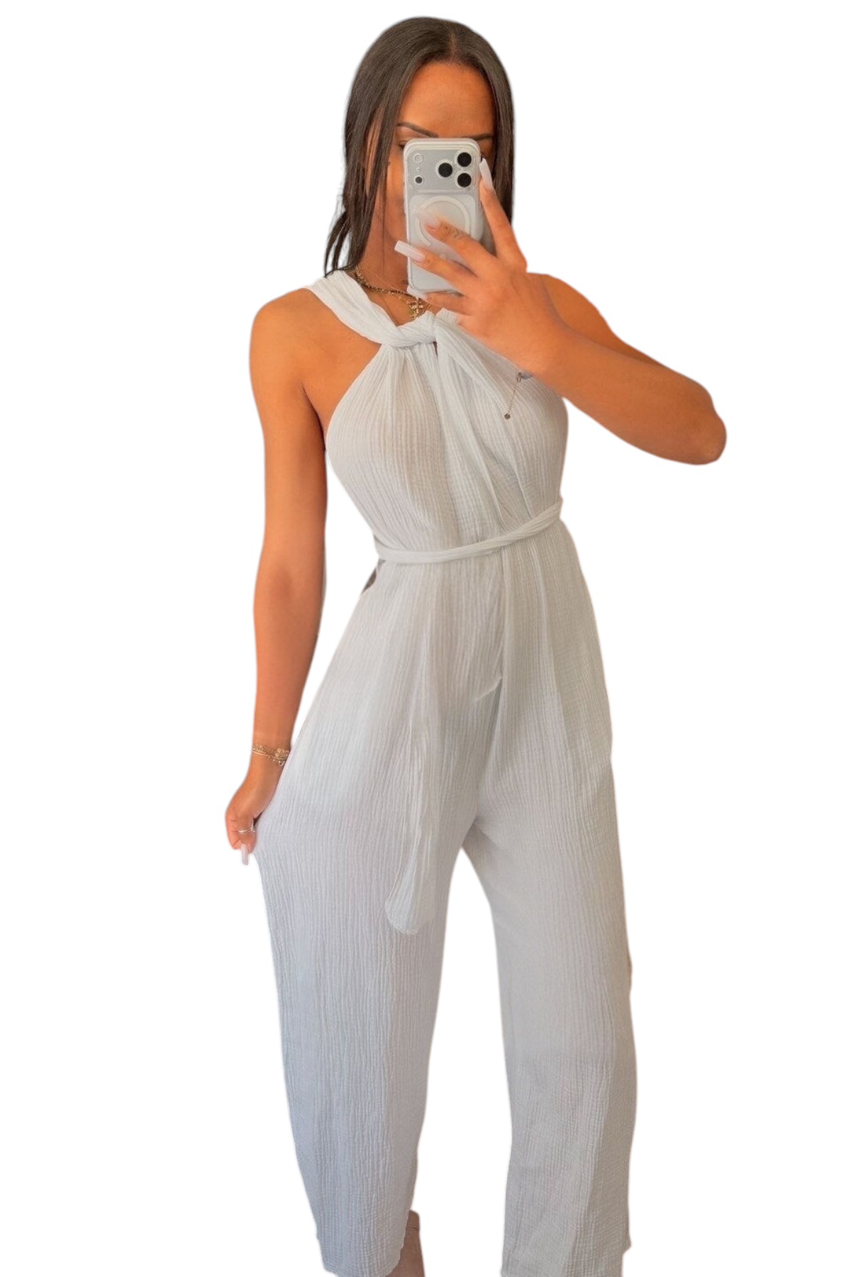 Femme portant une combinaison blanche en gaze de coton, encolure nouée autour du cou, taille haute et jambes larges, vue de face