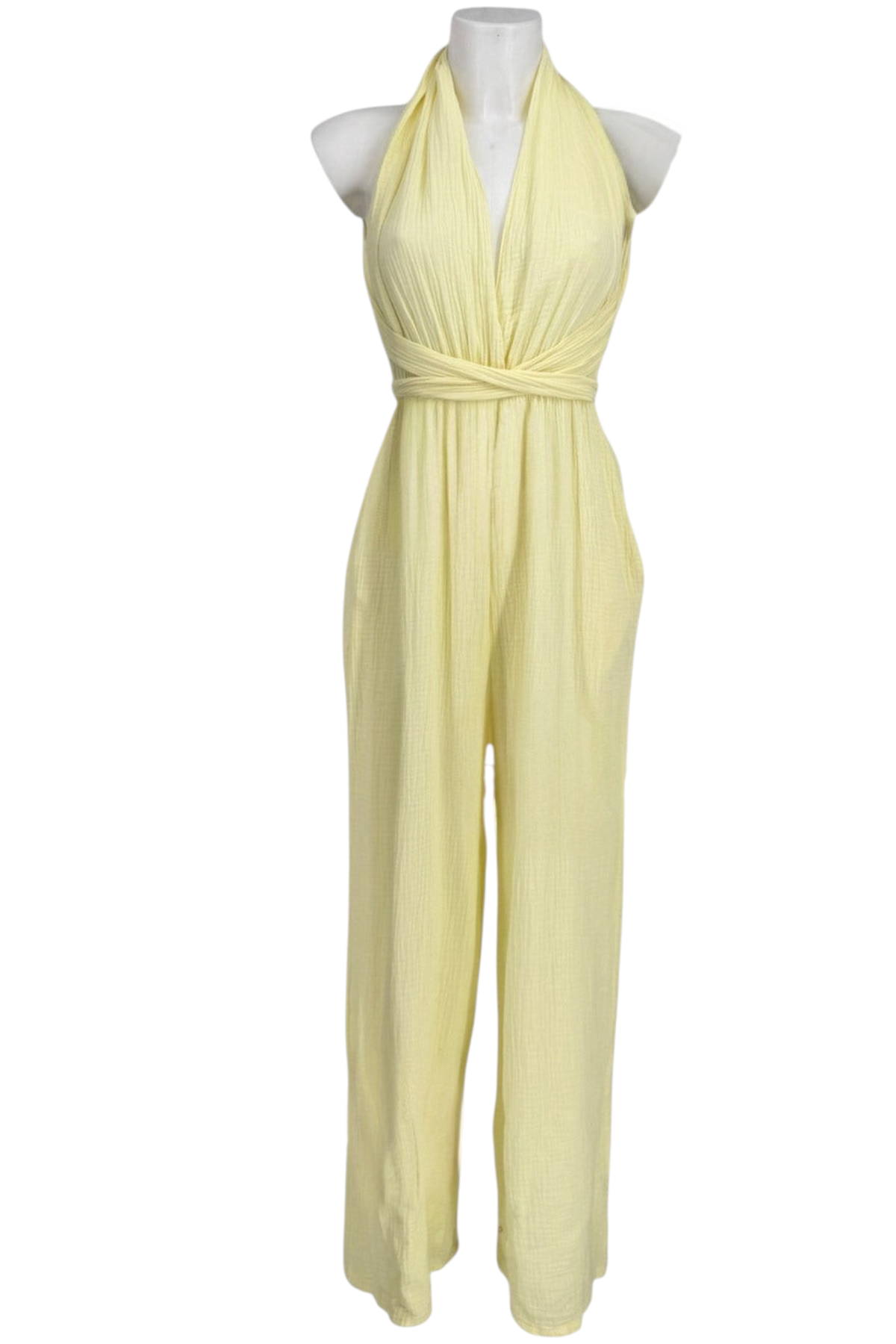 Femme portant une combinaison jaune en gaze de coton, encolure nouée autour du cou, taille haute et jambes larges, vue de face
