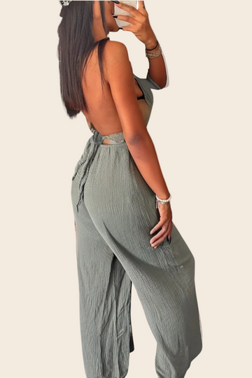 Femme portant une combinaison kaki en gaze de coton, encolure nouée autour du cou, taille haute et jambes larges, vue de face