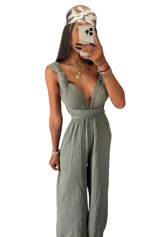 Femme portant une combinaison kaki en gaze de coton, encolure nouée autour du cou, taille haute et jambes larges, vue de face