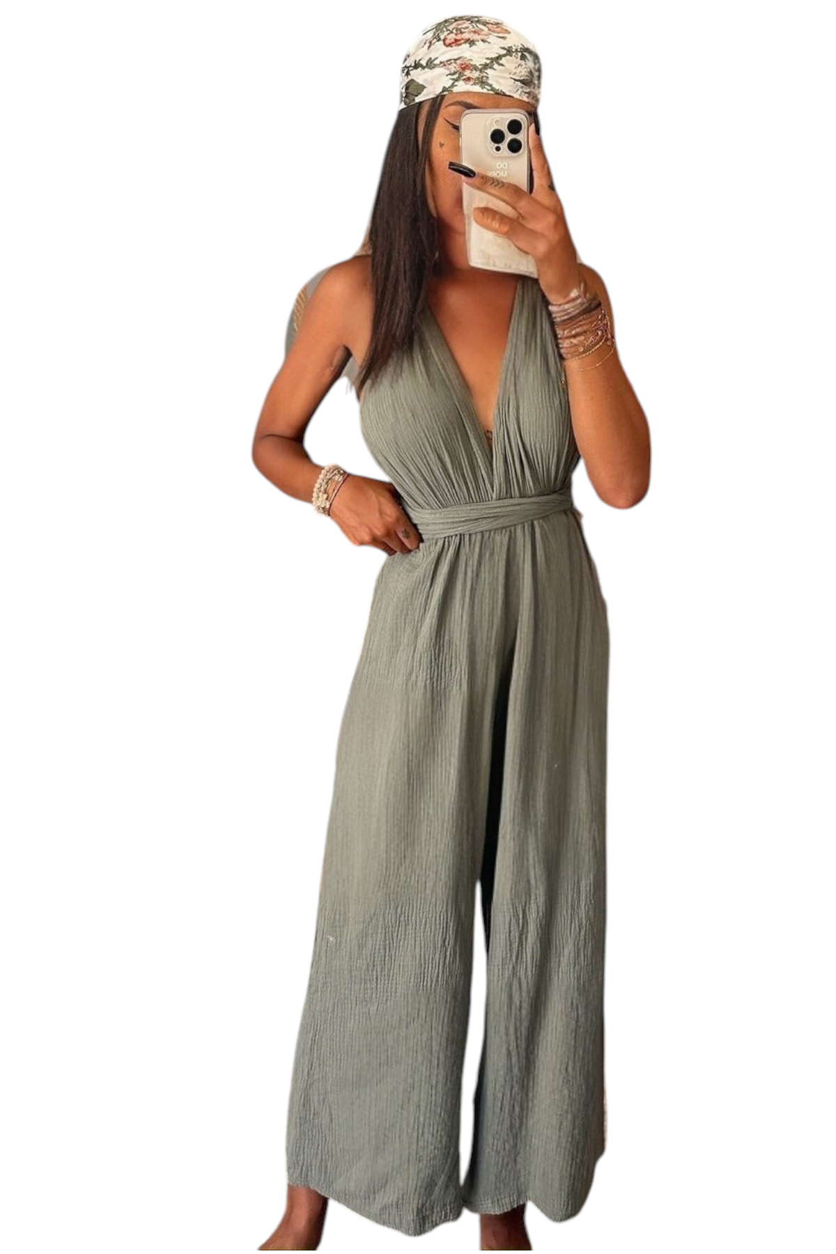 Femme portant une combinaison kaki en gaze de coton, encolure nouée autour du cou, taille haute et jambes larges, vue de face