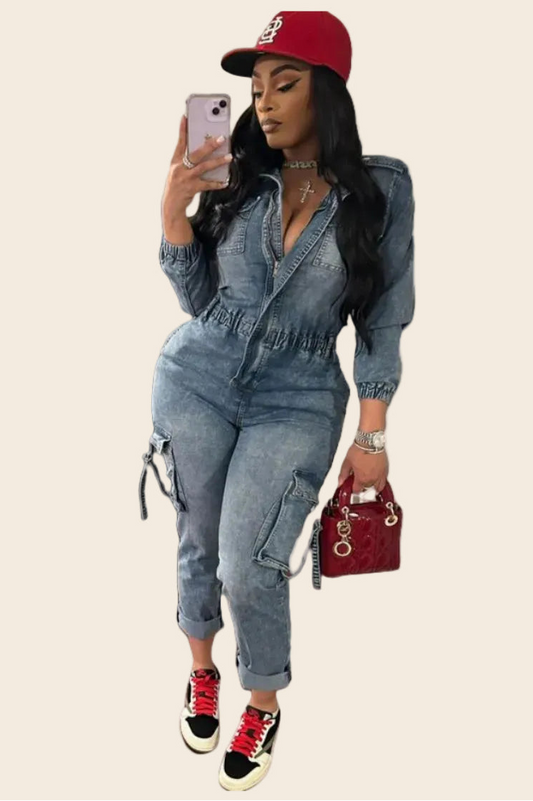 Combinaison denim bleu Belleville de face, mettant en avant la taille élastiquée et les poches plaquées sur les jambes pour un look streetwear.