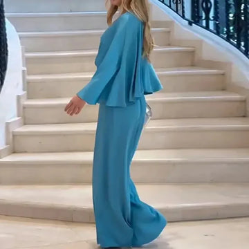 Combinaison bleu clair portée de profil sur un escalier mettant en avant l'élégance du mouvement.