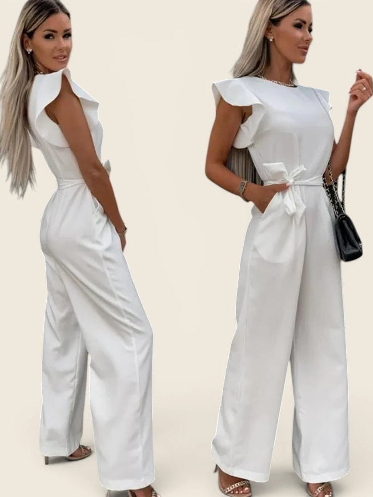  Combinaison femme chic mariage blanche portée en mouvement. Tissu mat qui ne se froisse pas.