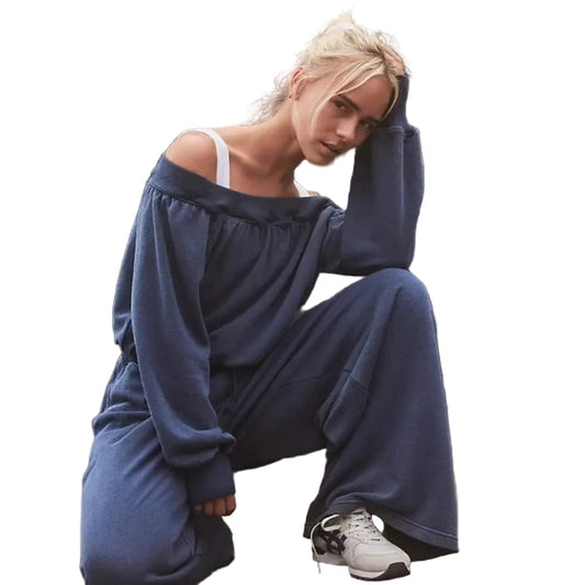 une combinaison pantalon bleu pour femme, une tenue légère et élégante sur fond blanc