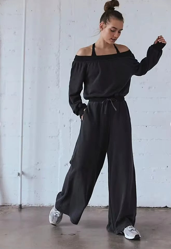 une combinaison légère pour l'été de couleur noir portée avec des baskets