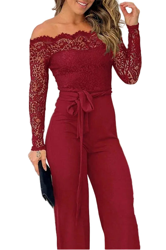 Combinaison femme rouge chic La Ségur avec haut en dentelle florale, col bardot et ceinture à nouer.