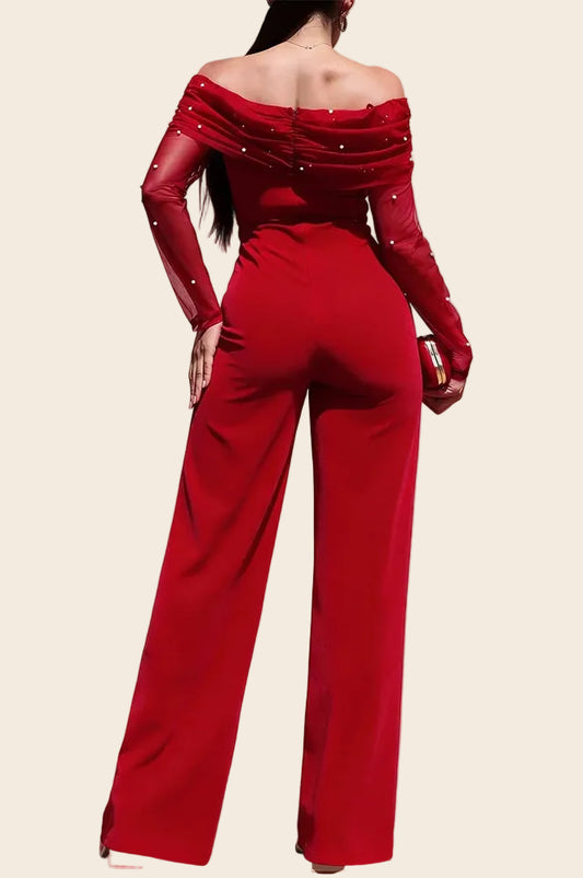 Combinaison rouge femme soirée vue de dos soulignant la coupe ajustée et le pantalon large élégant.

