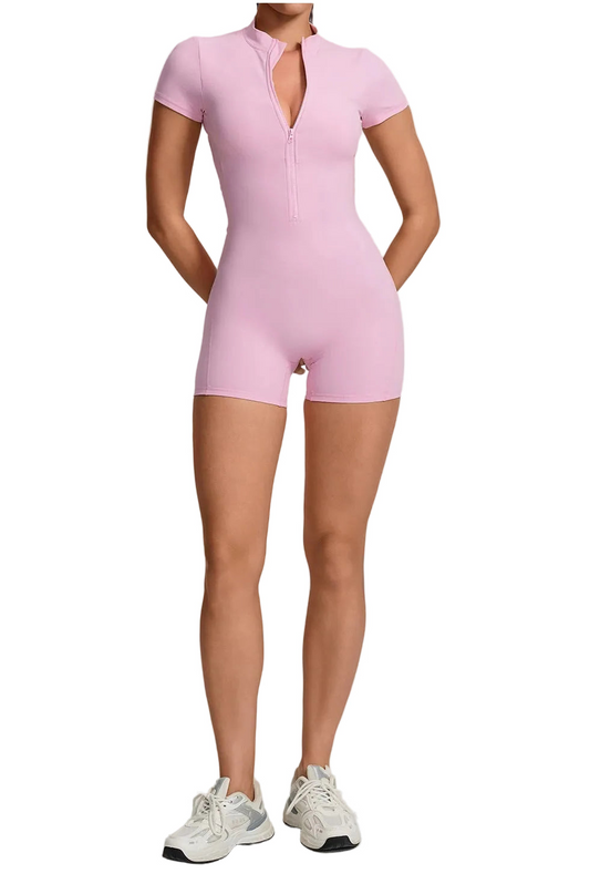 combinaison femme sport chic à dos nu La Passy rose, vue de face avec zip frontal et manches courtes.
