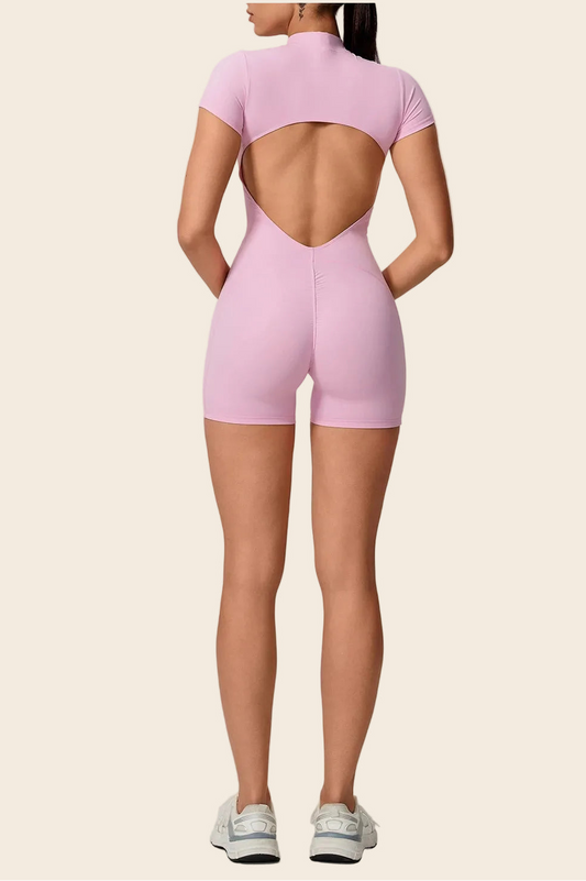 combinaison femme sport chic à dos nu La Passy rose, vue de dos montrant la coupe ajustée du short.