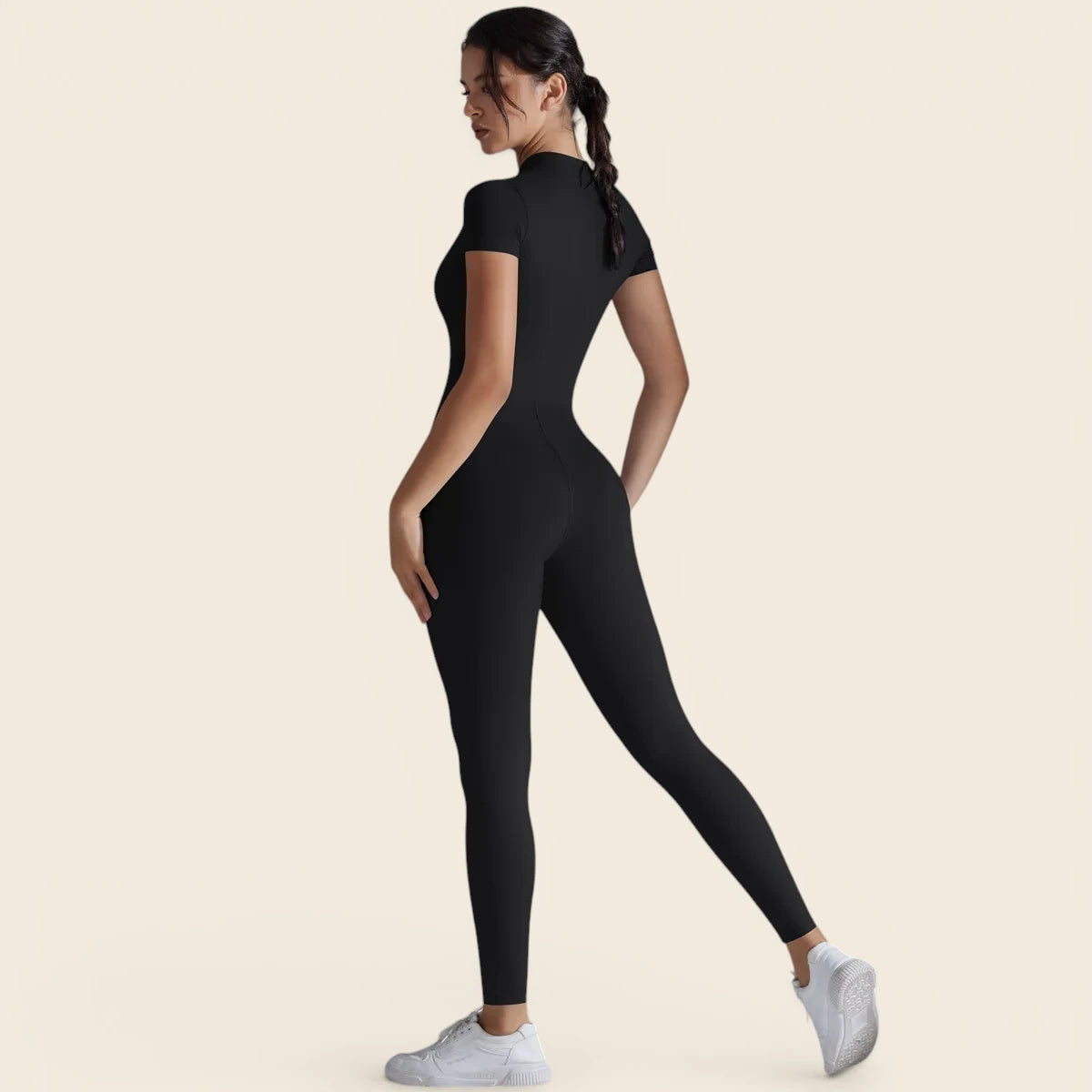 Combinaison fitness chic pour femme de couleur noire. Un design minimaliste pour une allure sportive et élégante.