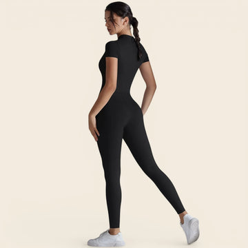 Combinaison fitness chic pour femme de couleur noire. Un design minimaliste pour une allure sportive et élégante.
