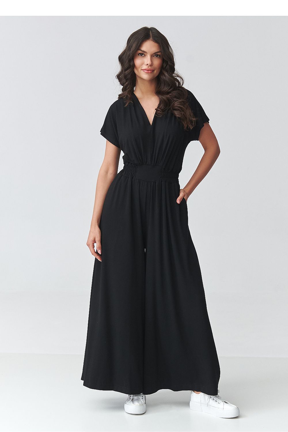 Combinaison fluide femme chic noir coupe large profil