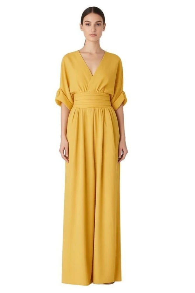 Combinaison jaune mariage pour femme portée de face. Coupe élégante avec décolleté en V profond et taille drapée pour une silhouette parfaitement structurée.