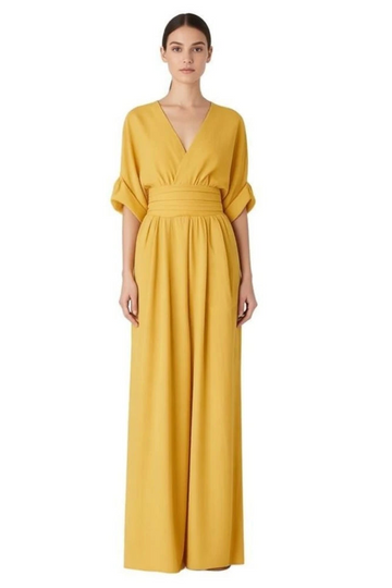 Combinaison jaune mariage pour femme portée de face. Coupe élégante avec décolleté en V profond et taille drapée pour une silhouette parfaitement structurée.