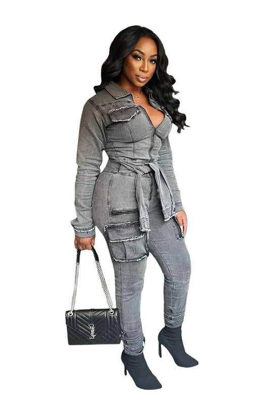 Combinaison jean gris Vaugirard, coupe cintrée avec ceinture à nouer et multiples poches cargo, look urbain moderne.