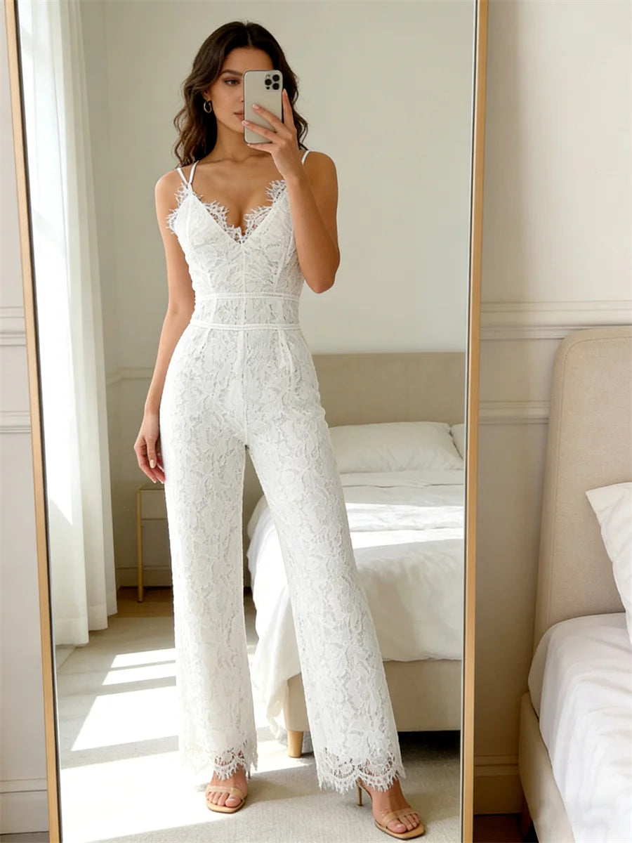 Combinaison dentelle blanche style chic et sophistiqué idéale pour un mariage civil ou une cérémonie estivale.