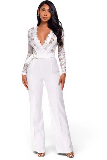 Combinaison mariage dentelle blanche La Caliste 
de Maison de la Combi. Col V profond, haut dentelle 
florale et pantalon évasé uni blanc.