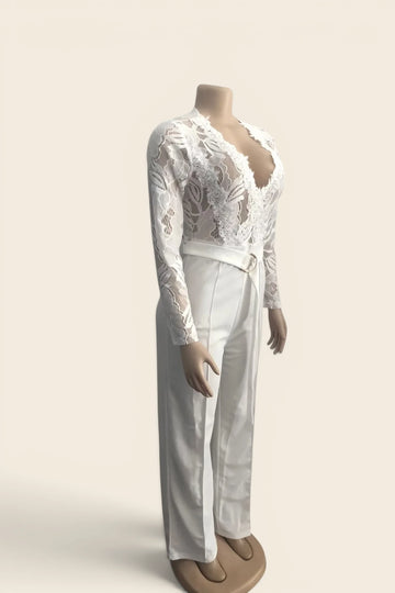Combinaison mariage dentelle blanche sur mannequin 
fantôme vue de face. Coupe taille haute 
et jambes évasées longues.