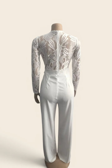Combinaison mariage dentelle blanche sur mannequin 
fantôme vue de dos complète. Dos dentelle florale 
et pantalon évasé uni blanc.