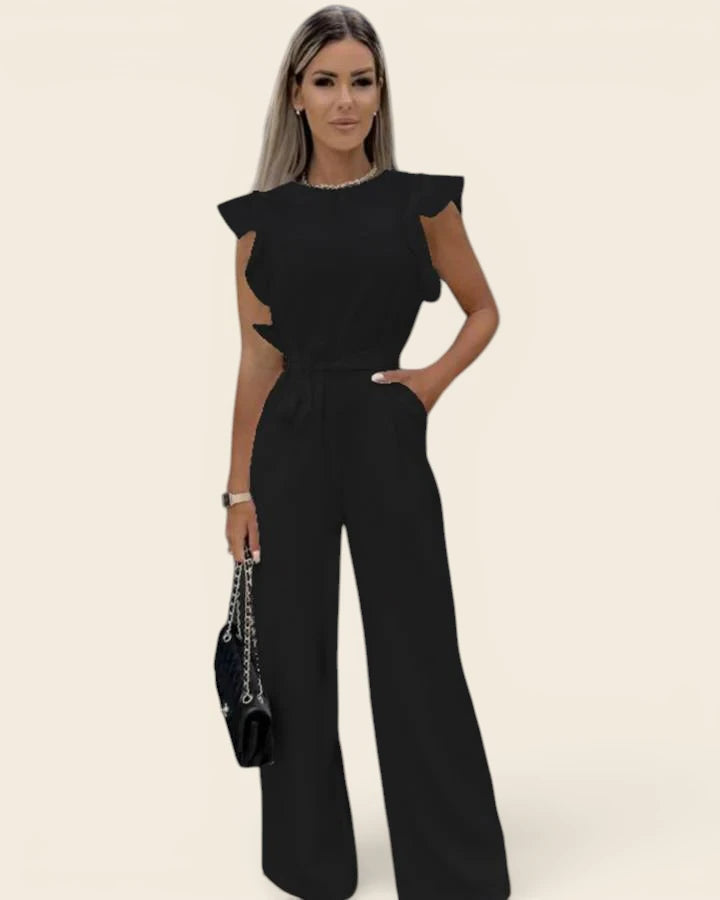 Combinaison noire chic pour femme, parfaite pour un mariage ou une soirée. Coupe ajustée en haut et fluide en bas.