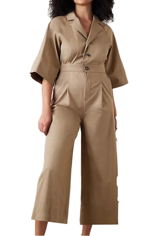 Combinaison pantalon beige La Tuileries avec col à revers, manches mi-longues évasées et taille haute boutonnée.