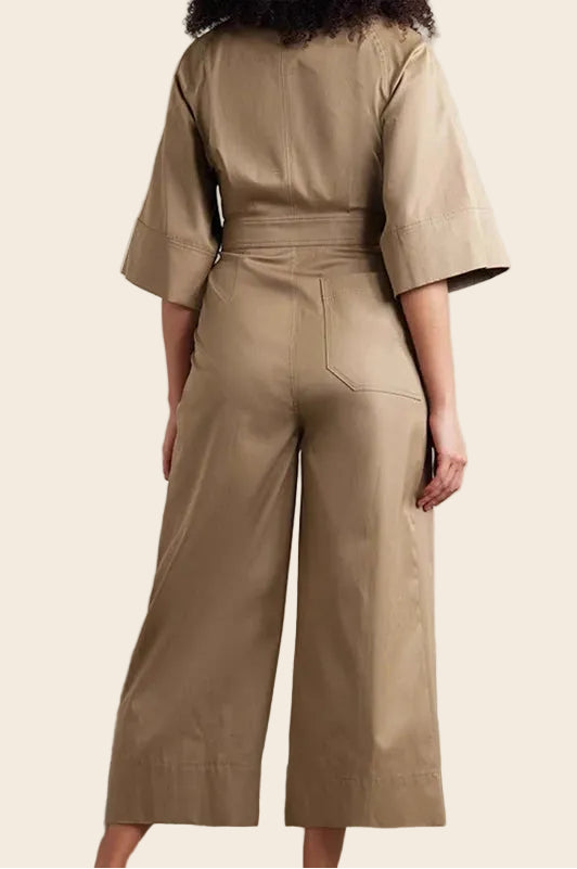 Combinaison pantalon beige vue de dos soulignant la coupe ajustée à la taille et le volume du pantalon large.