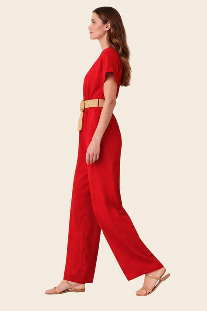 Vue de profil d'une combinaison pantalon rouge manches courtes, ceinture tressée boucle ronde et coupe wide leg tombante
