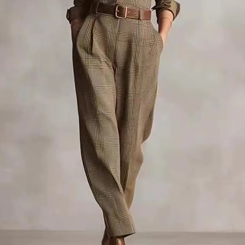 combinaison pantalon chic femme marron beige gros plan du pantalon coupe elegante

