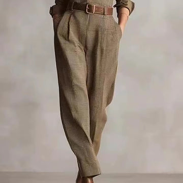 combinaison pantalon chic femme marron beige gros plan du pantalon coupe elegante

