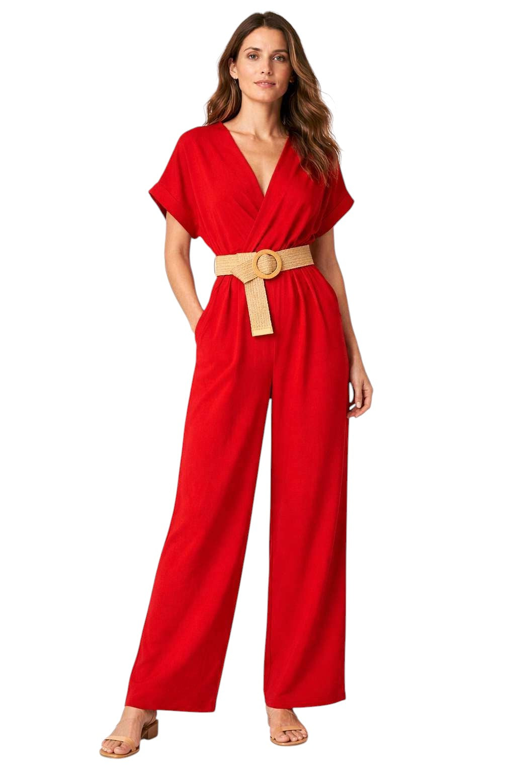 Femme portant une combinaison pantalon rouge col V croisé portefeuille, manches courtes amples et ceinture tressée boucle dorée, jambes wide leg, vue de face