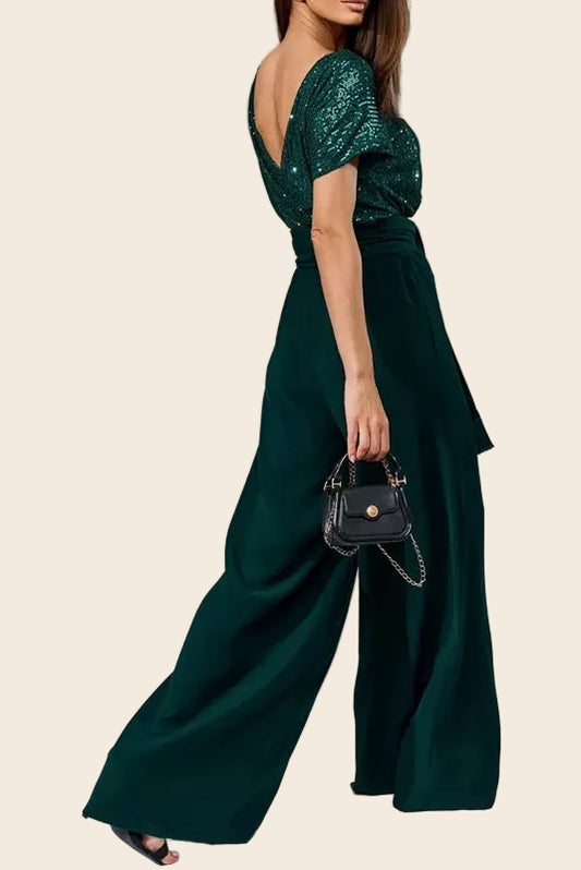 Combinaison pantalon soirée Opéra vert, silhouette élancée de profil mettant en avant le mouvement du pantalon palazzo.