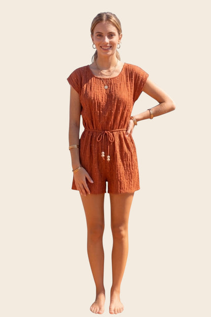 Combishort terracotta Maison de la Combi en tissu plissé fluide avec cordon à perles, porté en bord de mer.
