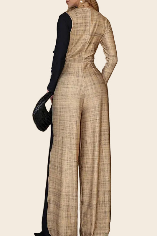 Combinaison pantalon chic vue de dos montrant le contraste entre le noir uni et l'imprimé texturé beige.