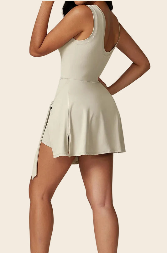 Vue arrière de la combinaison de yoga beige sable montrant le dos nu structuré.