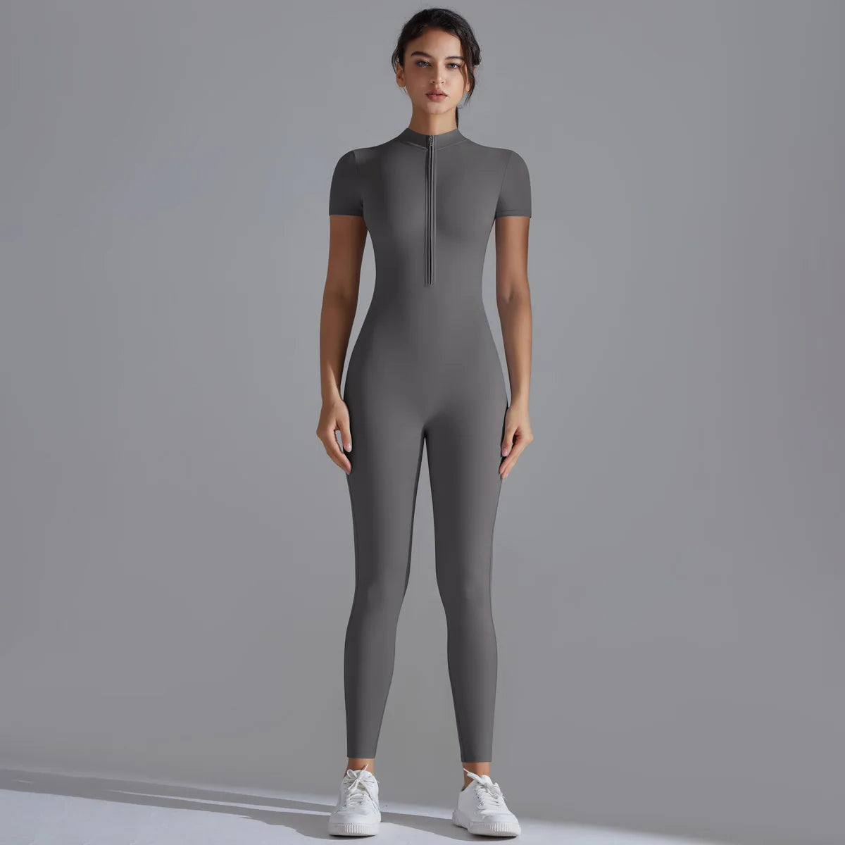 Combinaison yoga femme grise anthracite. L'alliance parfaite entre performance sportive et esthétique épurée.