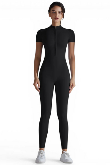 Combinaison yoga femme noire à manches courtes. Coupe ajustée effet seconde peau avec fermeture zippée à l'avant pour un confort absolu. Modèle La Floriane.