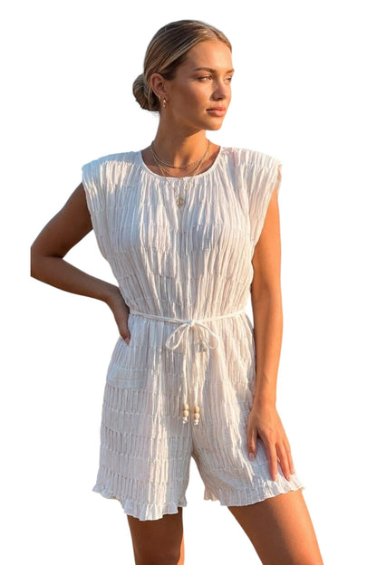 Combishort blanc femme chic "La Malouine" par Maison de la Combi. Coupe fluide texturée avec mancherons et ceinture perlée.