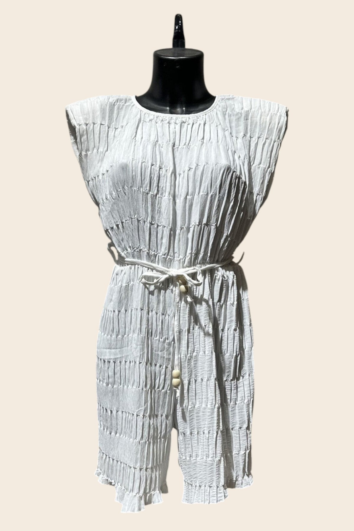 Détails de la matière texturée effet gaufré du combishort blanc La Malouine. Une création Maison de la Combi avec cordon de serrage.