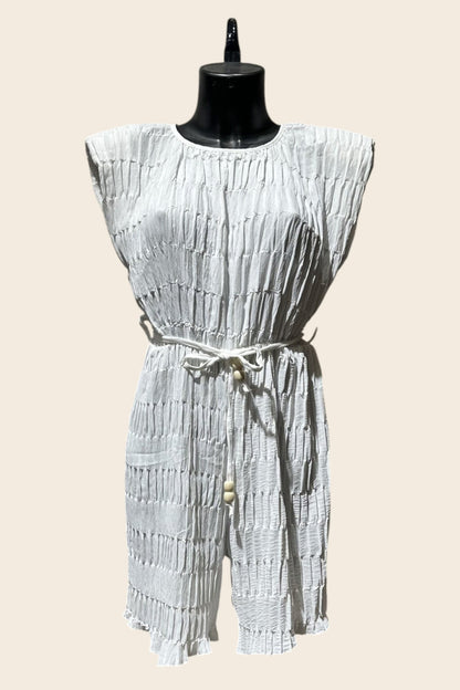 Détails de la matière texturée effet gaufré du combishort blanc La Malouine. Une création Maison de la Combi avec cordon de serrage.