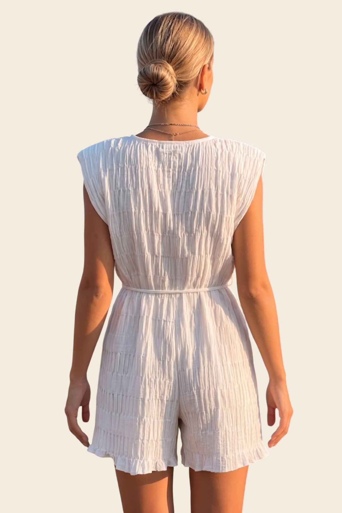 Vue de dos du combishort blanc plissé La Malouine. Un tissu léger, texturé et infroissable signé Maison de la Combi.