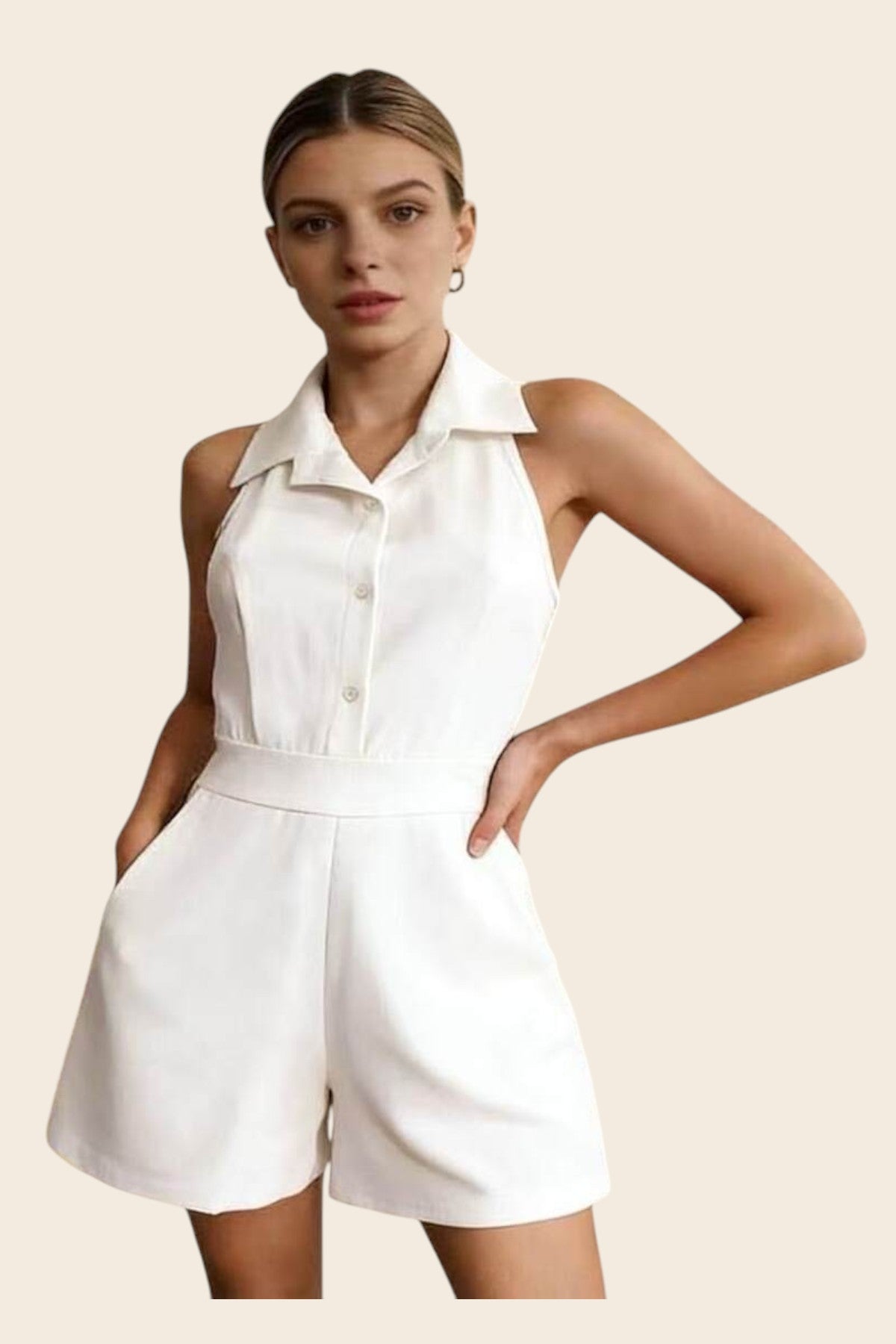 Femme portant un combishort habillé blanc col chemise boutonné sans manches, short évasé, vue de face