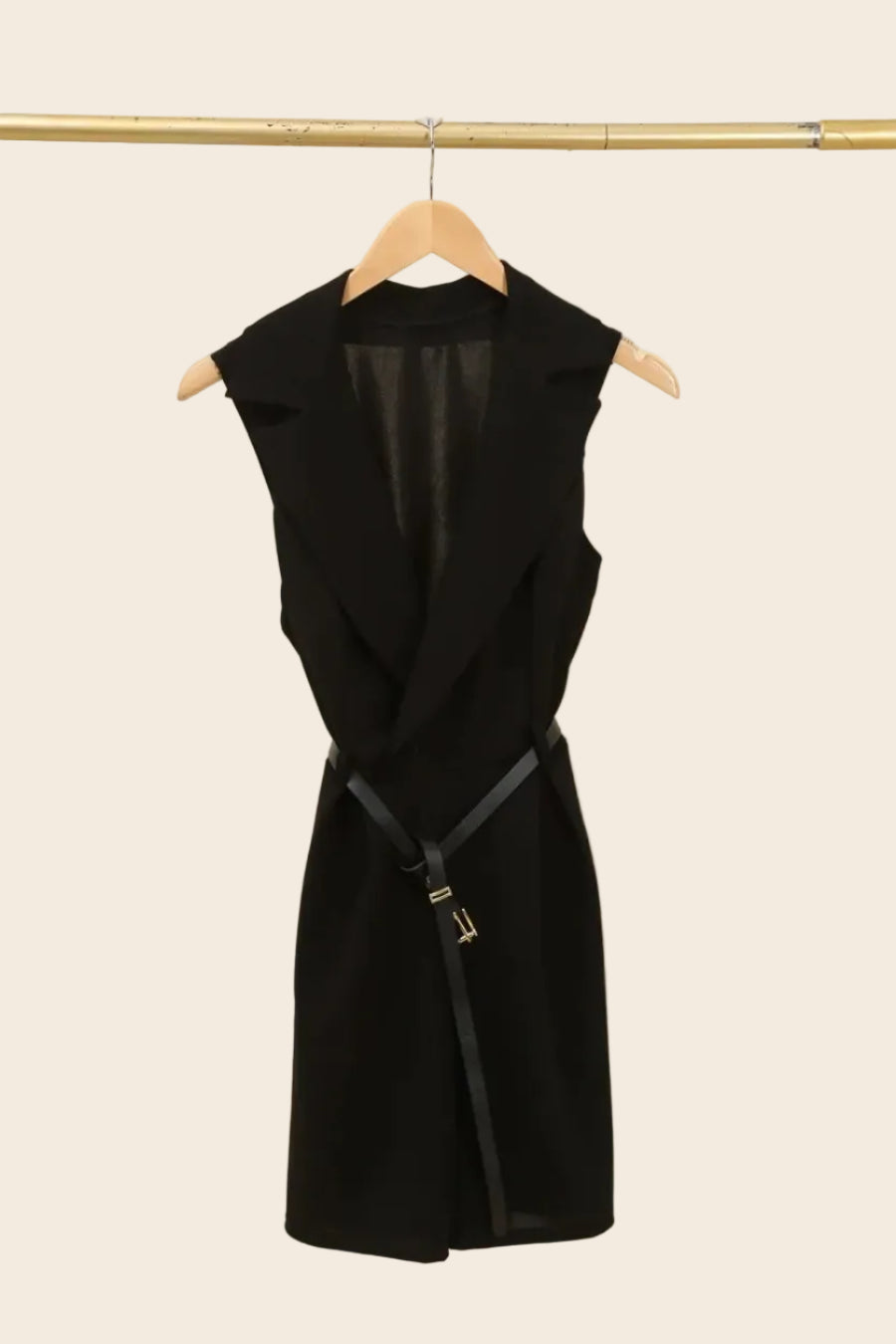 Combishort blazer femme noir col croisé sans manches avec ceinture contrastante, présenté sur cintre