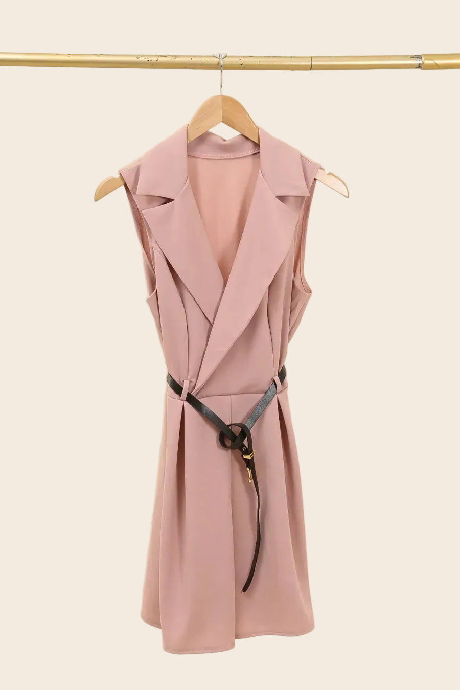 Combishort blazer femme rose col croisé sans manches avec ceinture fine, présenté sur cintre