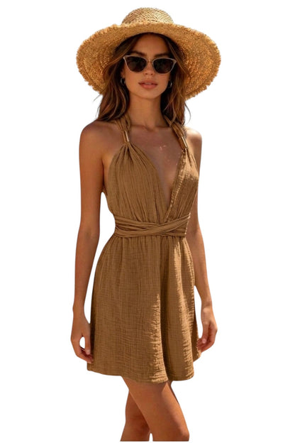 Combishort marron pour femme porté en été. Une teinte chaude et naturelle sublimée par la texture gaufrée de la gaze de coton. Look bohème Maison de la Combi.