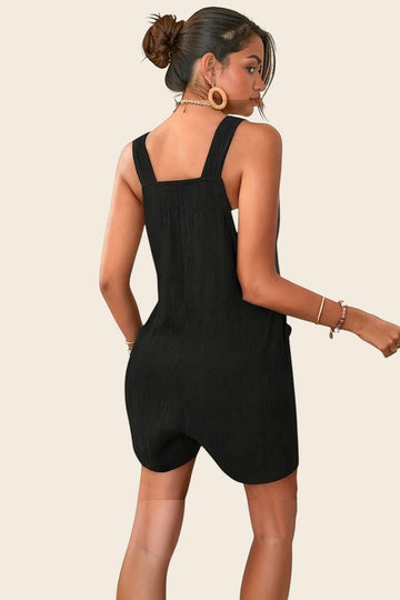 Combinaison short noire en polyester et élasthanne, coupe décontractée avec détail à nouer, par Maison de la Combi.