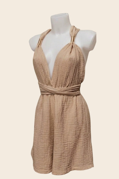 Détails de la coupe du combishort de plage beige La Bandolaise sur mannequin. Mise en valeur du tissu texturé et des petits anneaux dorés sur les bretelles par Maison de la Combi.