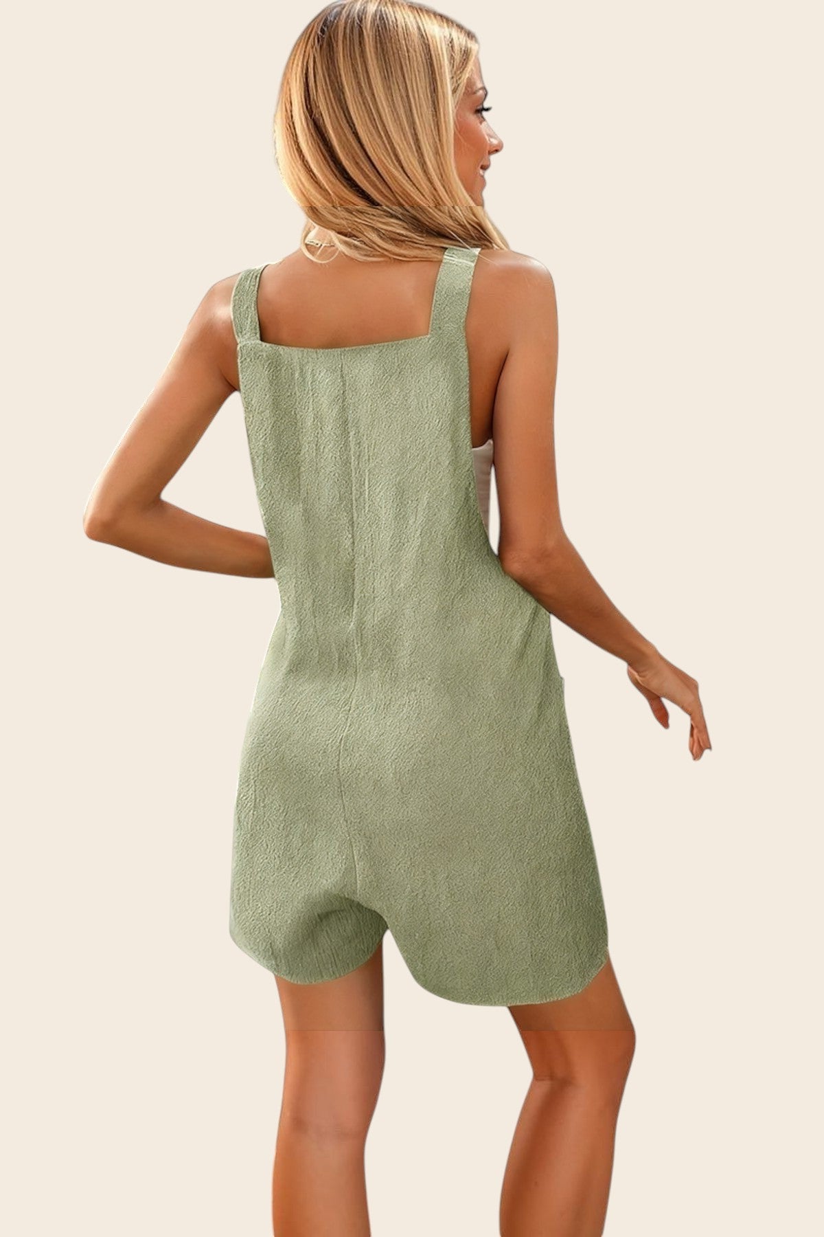 Combinaison short vert sauge Maison de la Combi avec détail à nouer, coupe décontractée, tissu polyester et élasthanne.