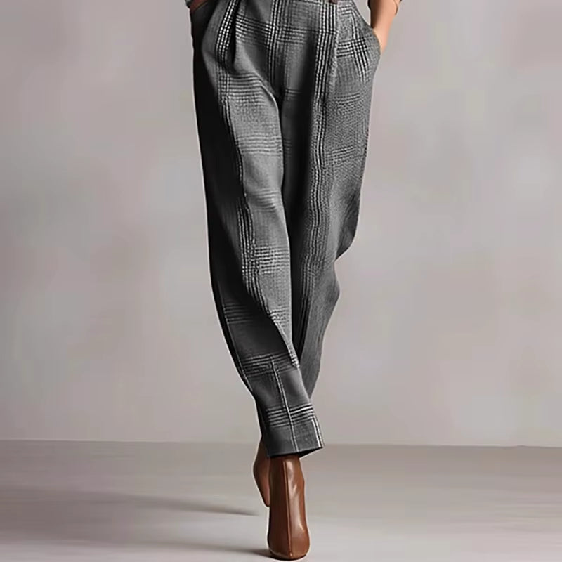 combinaison pantalon chic femme gris gros plan du pantalon coupe taillee

